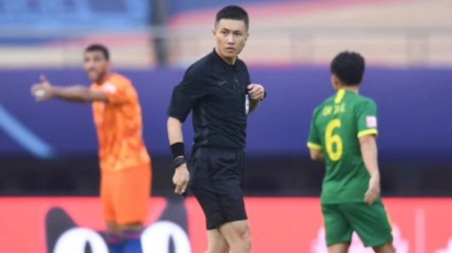 Emosi! Suporter Timnas Indonesia U-23 Ini Pukul Wasit Shen Yinhao Pakai Piring