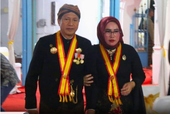 Pj Bupati Barito Utara dan Ketua PKK Dianugerahi Gelar Ningrat&nbsp;Kehormatan!