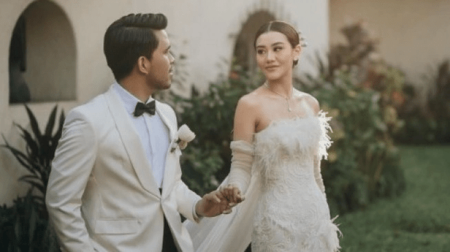 Aaliyah Massaid Foto Prewed Pakai Gaun Terbuka: Gak Dimarahin Bapak Ibu&nbsp;Gen?
